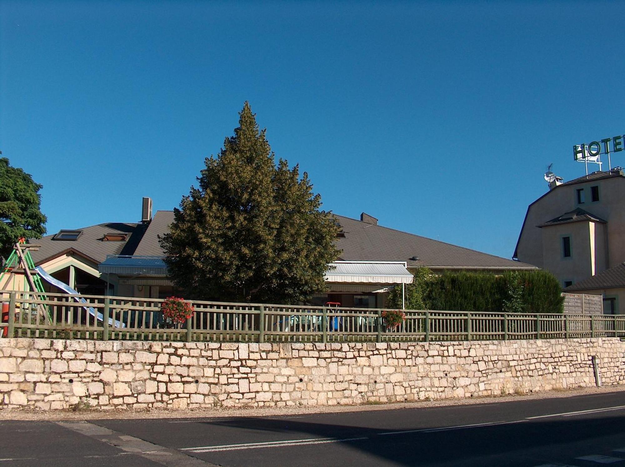 Hotel-Restaurant Le Calice Du Gevaudan - A75 Banassac Exterior photo