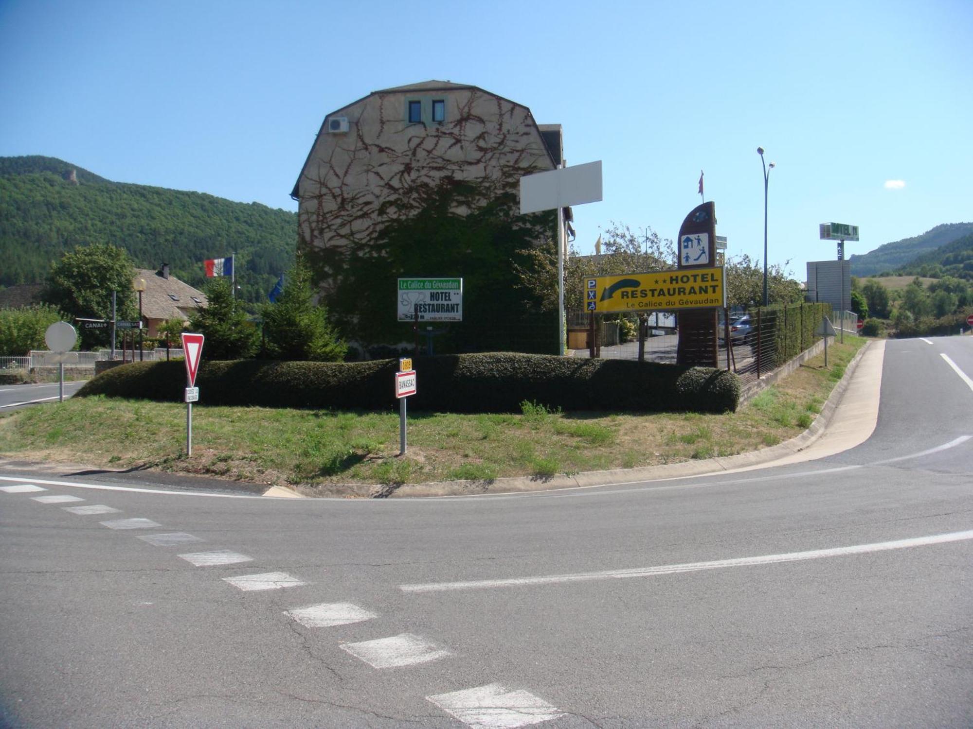 Hotel-Restaurant Le Calice Du Gevaudan - A75 Banassac Exterior photo